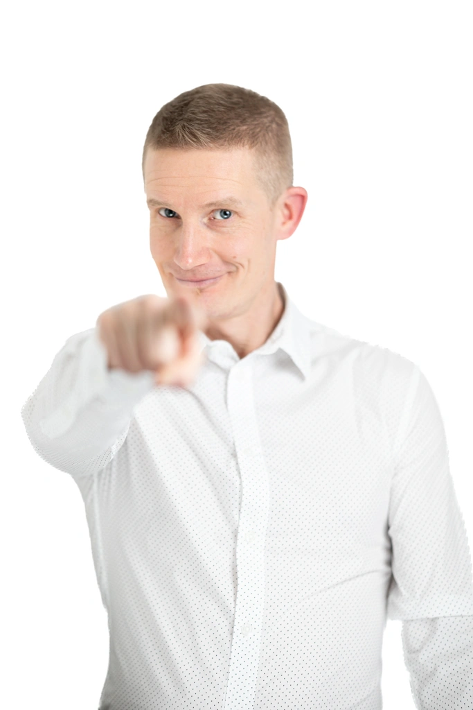 Valkopaitainen mies osoittaa sormella kuvan katsojaan päin.