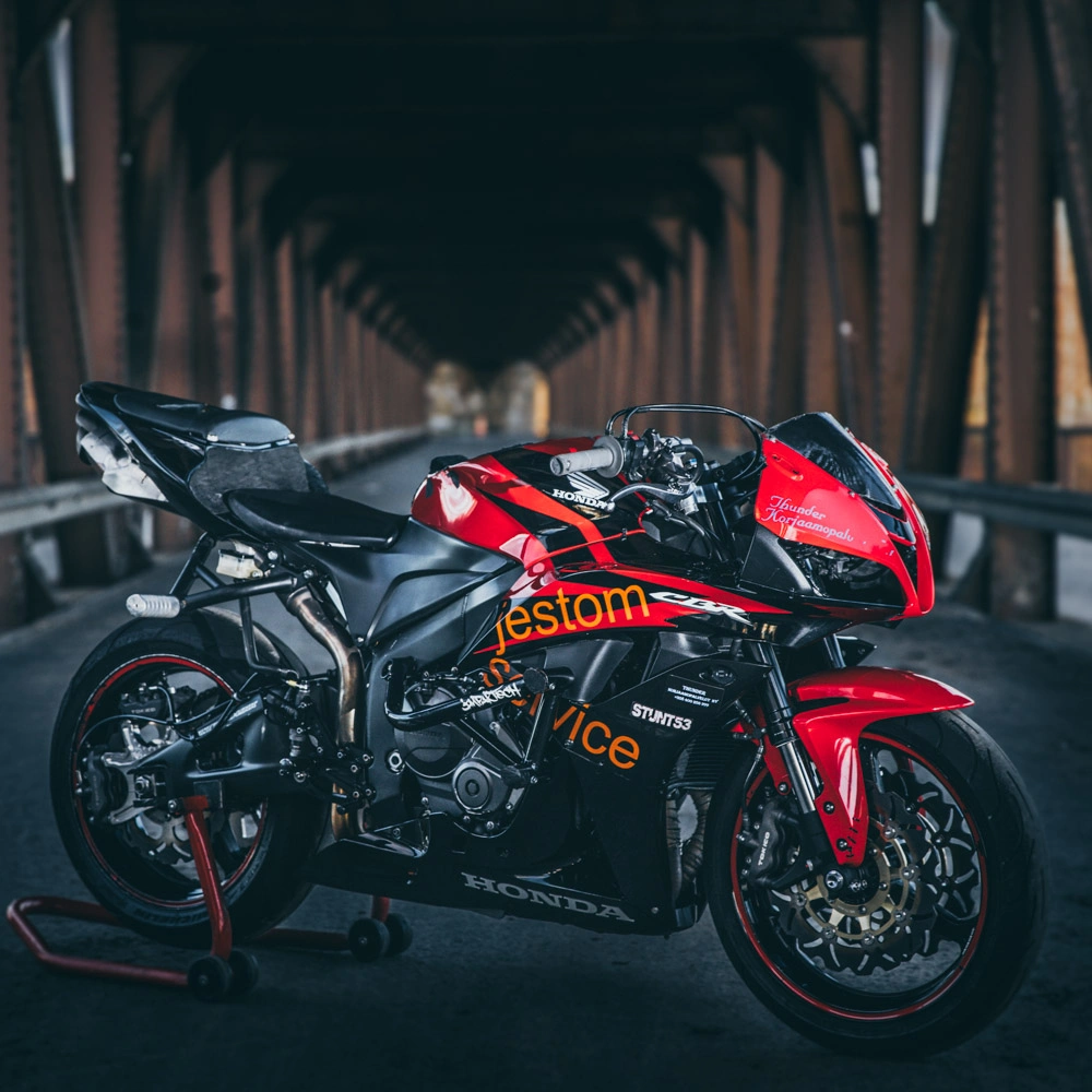 Punamusta moottoripyörä tunnelimaisessa taustassa.