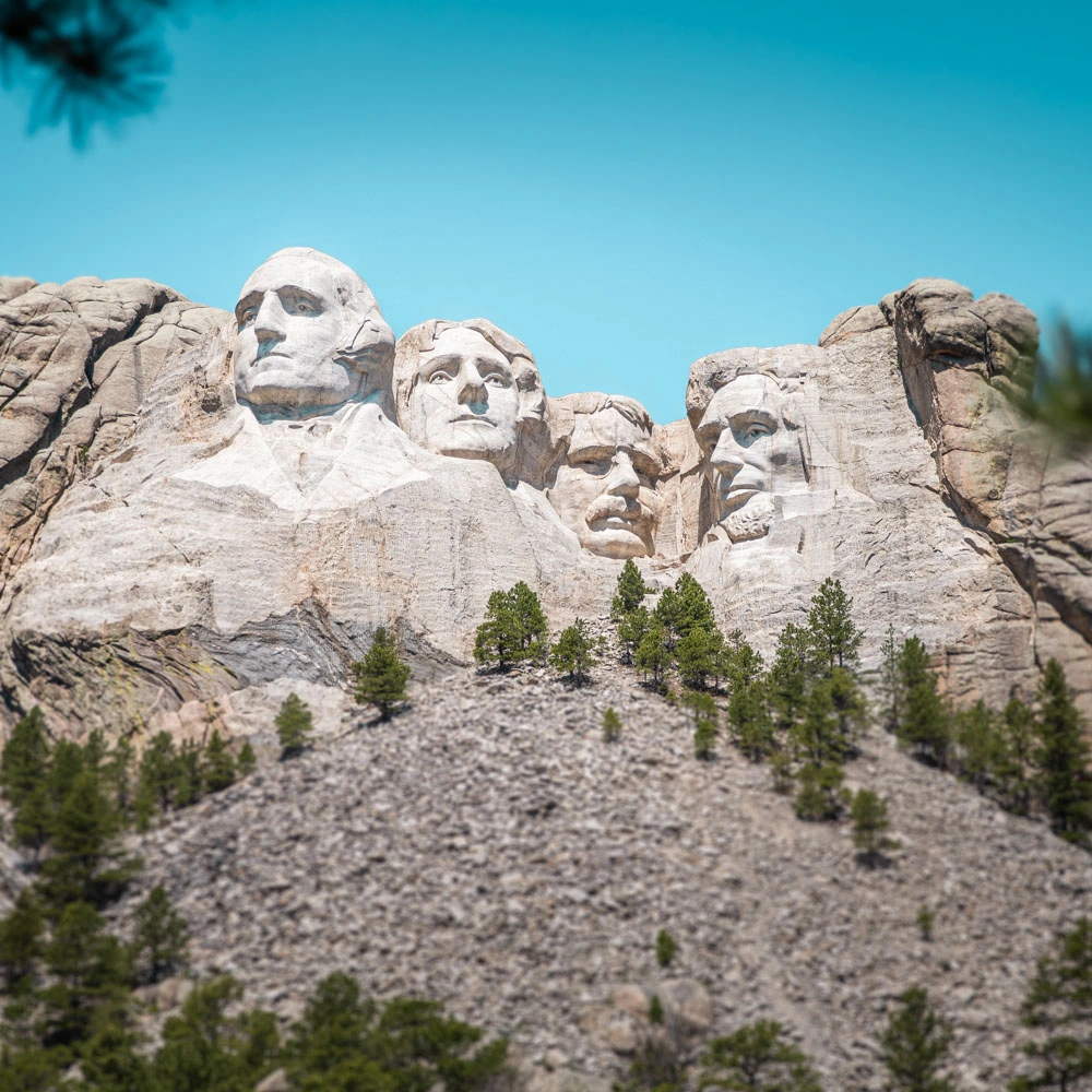 Kuuluisa kallo Mount Rushmore Yhdysvalloissa, johon on hakattu neljän presidentin kasvokuvat. 